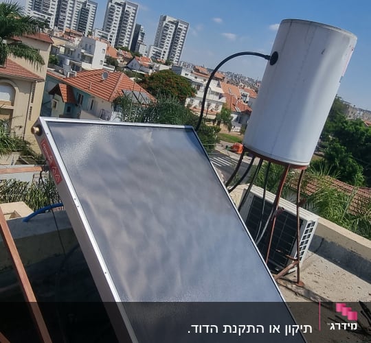 פאנל סולארי על גג עם נוף עירוני